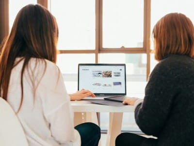 Sesión de terapia psicológica online. Conexión digital segura entre paciente y terapeuta.