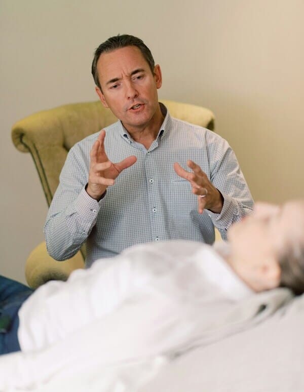 Empleo psicólogos en clínicas y centros sanitarios.